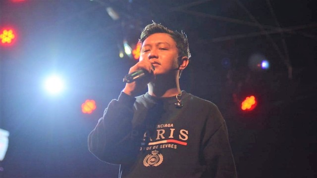 Penyanyi Denny Caknan tampil dalam konser memperingati wafatnya DIdi Kempot di Bengawan Solo Park, Sabtu (07/05/2022) malam. FOTO: Agung Santoso