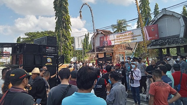 Warga Demo minta polisi bebaskan korban begal di Lombok yang dijadikan tersangka. Foto: Dok. Istimewa