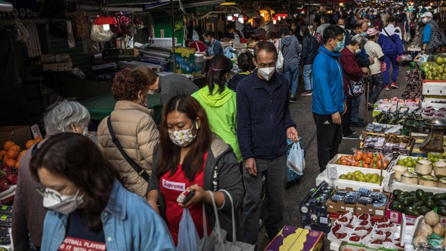 Masyarakat berbelanja di pasar Hong Kong jelang rencana lockdown, Selasa (1/3/2022). Foto: Dale De La Rey/AFP