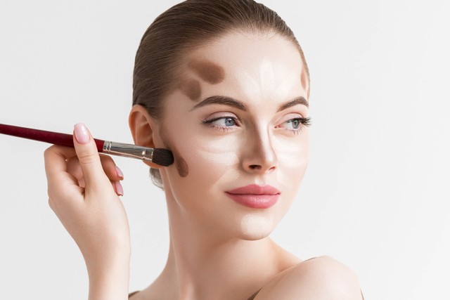 Ilustrasi pemakaian cream contour. Foto: Irina Bg/shutterstock