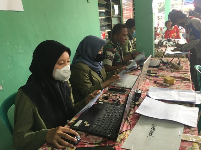 Mahasiswa KKNT 42 UPNVJT Bersama Kodim 0830/05 dalam Penyaluran Dana Bantuan (15683)