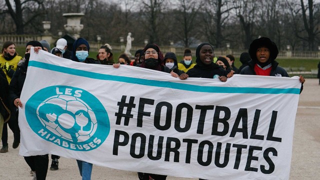 The Hijabeuses memprotes undang-undang Prancis yang melarang kerudung dalam kompetisi olahraga (26/01/2022). Foto: Sarah Witt / Hans Lucas via Reuters