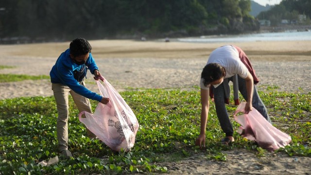 Relawan membersihkan pantai dalam rangkaian Hari Peduli Sampah Nasional. Foto: Suparta/acehkini