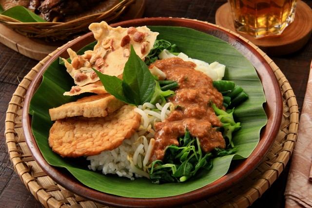 Ilustrasi nasi pecel, makanan plant-based khas Indonesia. Foto: Ariyani Tedjo/Shutterstock