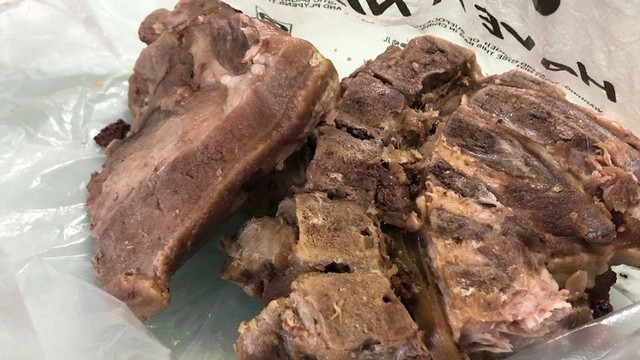 Seorang penduduk Shanghai membeli dua potong daging babi yang telah busuk seharga Rp 883.000 di tengah sulitnya mengakses makanan selama karantina wilayah.