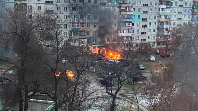 Kebakaran di area perumahan setelah penembakan di tengah invasi Russia ke Ukraina di Mariupol (Kamis, 3/3/2022). Sumber foto: Kumparan 