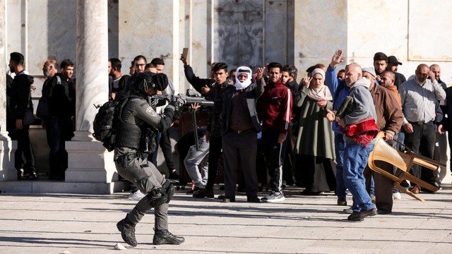 Video Serangan Israel Ke Jemaah Masjid Al-Aqsa Saat Subuh | Kumparan.com