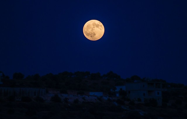 Puisi tentang Bulan, Foto: Pexels/Samer Daboul.