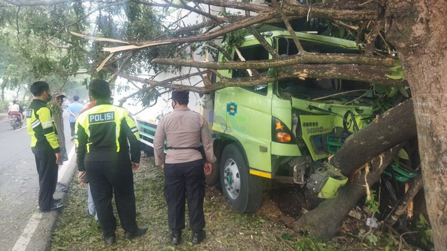Petugas saat lakukan olah TKP kecelakaan lalu-lintas tunggal di jalan raya Desa Prayungan, Kecamatan Sumberrejo, Kabupaten Bojonegoro. Kamis (28/04/2022) (foto: Dok Istimewa)