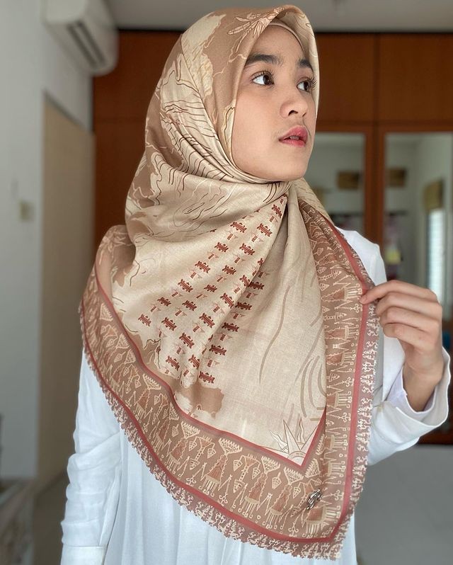 Simpel dan Modis, Intip 7 Ide Padu Padan Hijab Segi Empat Motif ala Seleb (235096)