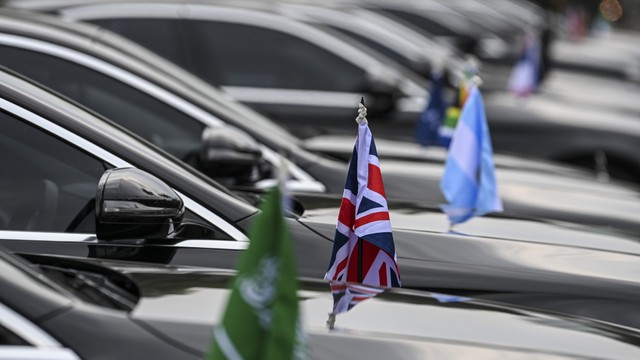 Sejumlah mobil yang akan digunakan delegasi dalam Pertemuan Tingkat Menteri Keuangan dan Gubernur Bank Sentral G20 (G20 FMCBG) di Jakarta Convention Center, Jakarta, Rabu (16/2/2022). Foto: ANTARA FOTO/M Risyal Hidayat