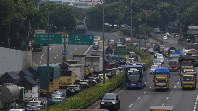 Kemacetan kendaraan di ruas Tol Jakarta Outer Ring Road (JORR), Jalan TB Simaptupang, Jakarta, Jumat (1/4/2022). Foto: Indrianto Eko Suwarso/ANTARA FOTO