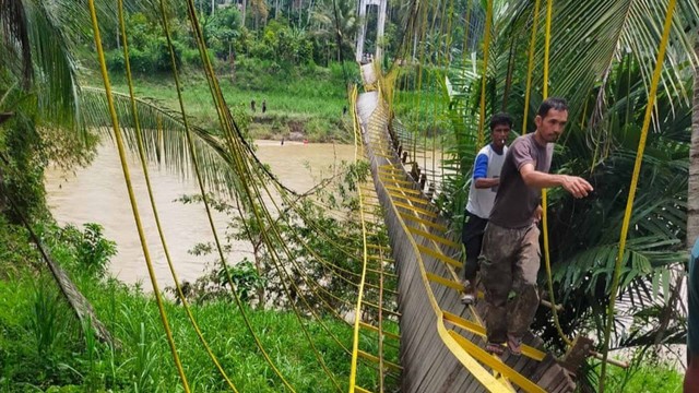 Jembatan gantung di Desa Awe Geutah, Kecamatan Siblah Krueng, Aceh yang roboh. Foto: Dok. Istimewa