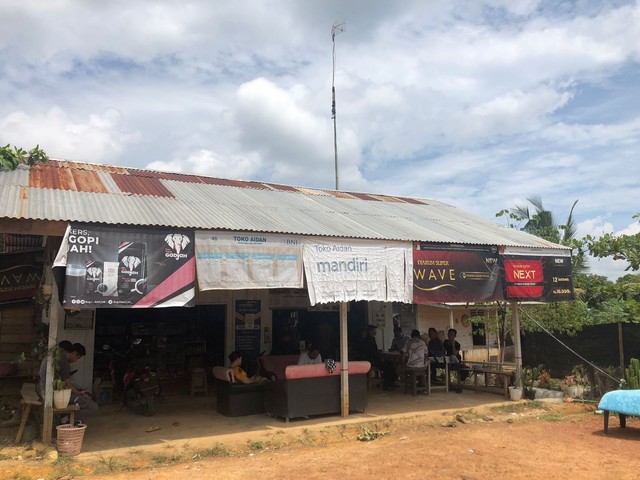 Salah satu toko sembako di Desa Empunak Tapang Keladan, Kecamatan Ketungau Hulu perbatasan Sintang-Malaysia. Di perbatasan minyak goreng juga mengalami kelanggkaan, sama seperti daerah lain. (Foto: Yusrizal/Hi! Pontianak)