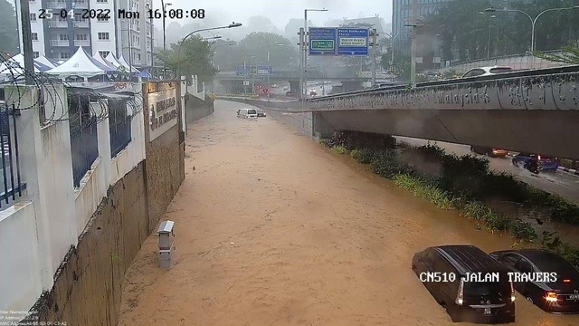 Banjir bandang di sejumlah titik di Kuala Lumpur, Malaysia pada Senin sore (25/4/2022). Foto: Balai Kota Kuala Lumpur (DBKL)