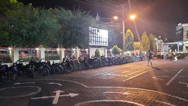 Puluhan motor berknalpot bising atau knalpot racing diamankan di Mapolresta Banda Aceh. Foto: Dok. Polisi