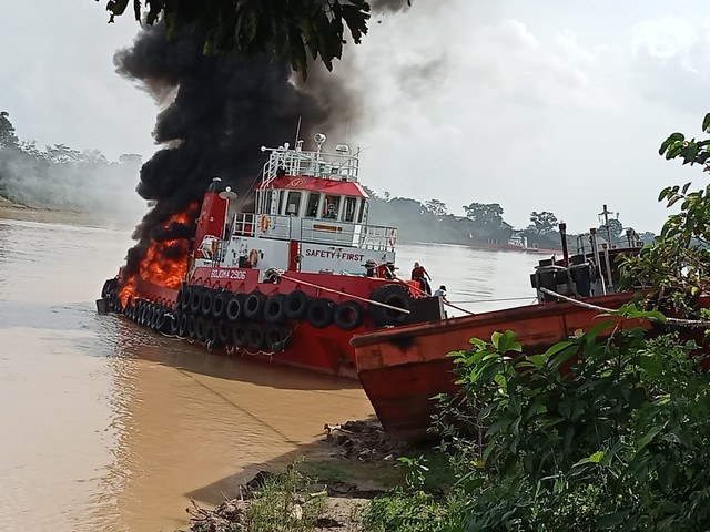 Kapal tunda di Jambi terbakar. (Foto: Dok Polres Muaro Jambi)