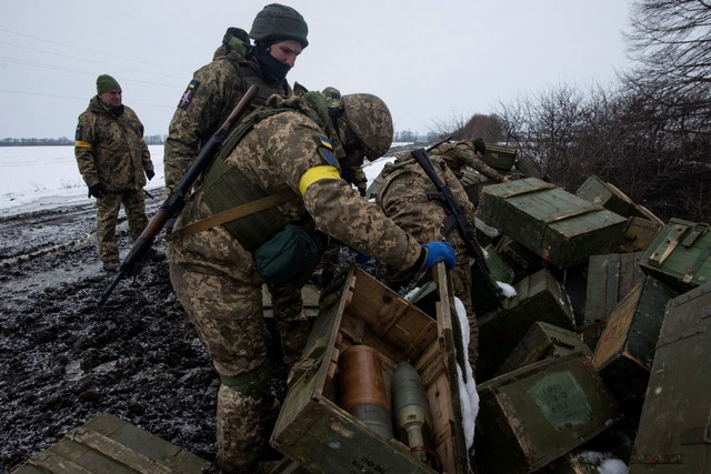 Prajurit Ukraina memeriksa amunisi dari kendaraan militer yang hancur, di tengah invasi Rusia ke Ukraina, di wilayah Sumy, Ukraina, Senin (7/3/2022). Foto: Ukrainian Ground Forces/Handout via REUTERS