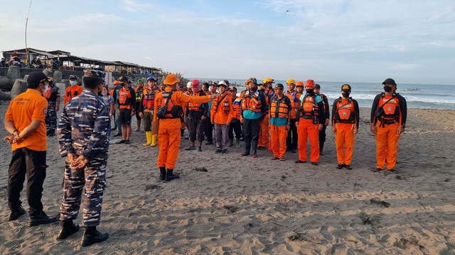 Tim SAR Gabungan melakukan pencarian dua orang wisatawan yang terseret ombak di Pantai Glagah, Kulon Progo, Senin (28/3/2022). Foto: Basarnas Yogyakarta