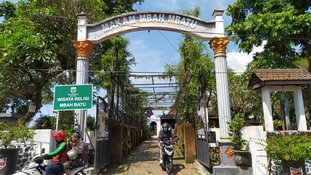 Wisata religi Makam Mbah Batu di Dusun Banaran, Bumiaji, Kota Batu. Banyak masyarakat datang untuk berziarah ke makam sosok-sosok yang diyakini tokoh pendiri atau babat alas Kota Batu. Foto/Azmy