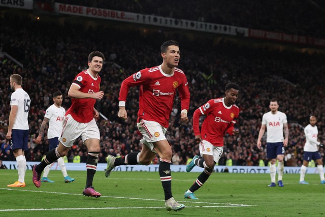 Selebrasi pemain Manchester United Cristiano Ronaldo usai mencetak gol ke gawang Tottenham Hotspur pada pertandingan lanjutan Liga Inggris di Old Trafford, Manchester, Inggris.  Foto: Phil Noble/REUTERS