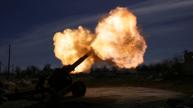 Anggota Korps Ukraina menembakkan rudal peluru dengan howitzer di wilayah Zaporizhzhia, Ukraina (28/3/2022). Foto: Stanislav Yurchenko/Reuters