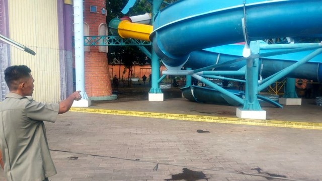 Polisi melakukan olah TKP di lokasi seluncuran kolam renang KenPark Surabaya yang ambrol, Sabtu (7/5/2022). Foto: Ahmad Zain/Jatimnow