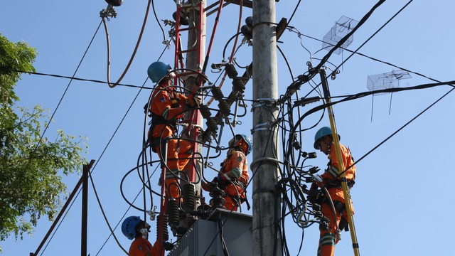 Petugas PT PLN (Persero) melakukan perbaikan dan perawatan untuk mengoptimalkan jaringan listrik di Banda Aceh, Aceh, Kamis (28/4/2022). Foto: Irwansyah Putra/ANTARA FOTO