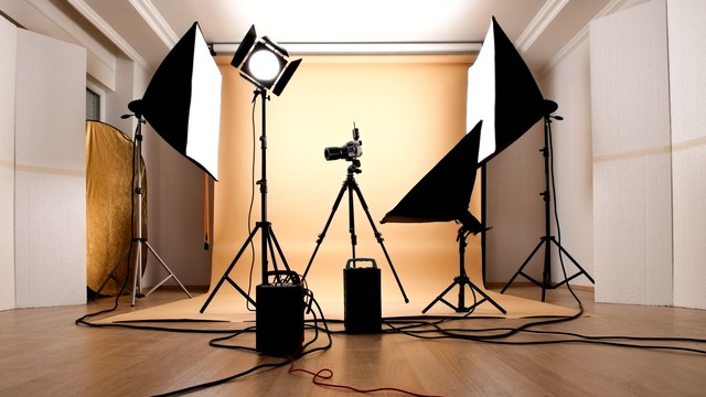 Ilustrasi lighting di studio foto. Foto: ozgurdonmaz/Getty Images