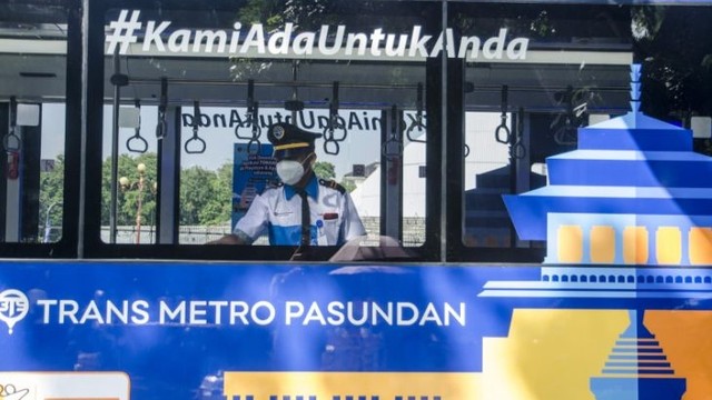 Petugas memeriksa kesiapan fasilitas bus Trans Metro Pasundan saat peresmian di Monumen Perjuangan Rakyat Jawa Barat, Bandung, Jawa Barat, Senin (27/12/2021). Foto: Novrian Arbi/ANTARA FOTO