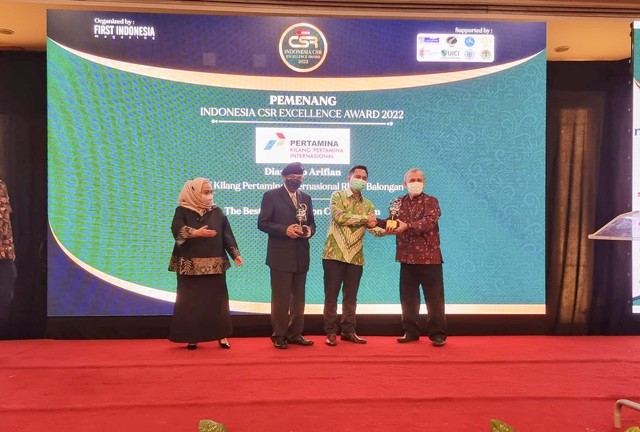 Jajaran Pertamina RU VI Balongan menerima penghargaan di ajang Indonesia CSR Excellence Award (ICEA) 2022. FOTO: Istimewa