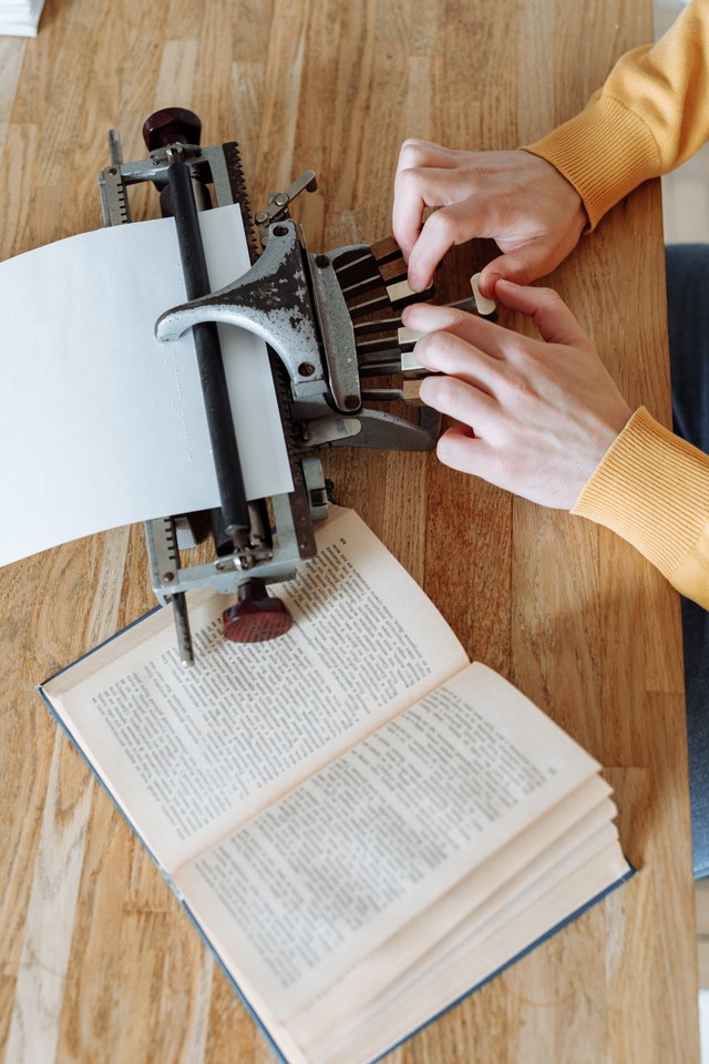 contoh resensi buku fiksi (photo by Thirdman on Pexels)