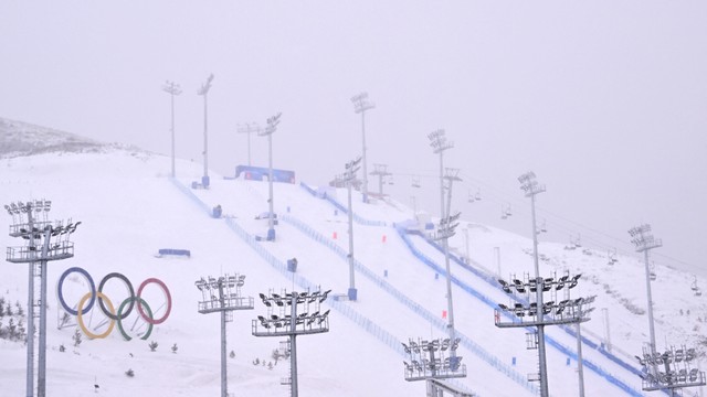 Kondisi lereng bukit berkabut usa kualifikasi gaya lereng freeski ski gaya bebas putri ditunda karena kondisi cuaca saat Olimpiade Musim Dingin Beijing 2022 di Zhangjiakou. Foto: Ben Stansall/AFP