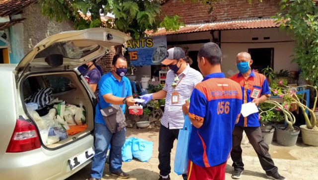 Tim Ciremaitoday menyalurkan bantuan paket sembako kepada porter di Stasiun KA Cirebon, Jawa Barat. (Juan)