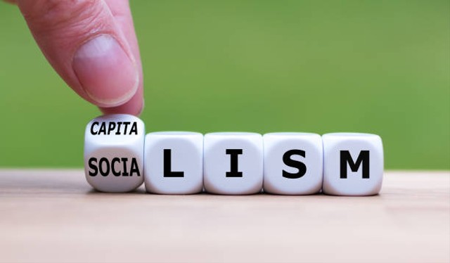 Sumber: iStock by Getty Images (https://www.istockphoto.com/photo/hand-flips-a-dice-and-changes-the-word-socialism-to-capitalism-or-vice-versa-gm1163546254-319530221)