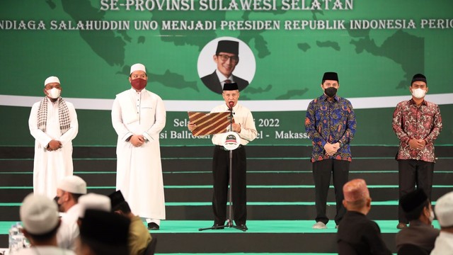 Sejumlah ulama, habib, dan Pemuda Islam Indonesia (PII) di Sulsel mendeklarasikan dukungan kepada Menteri Pariwisata dan Ekonomi Kreatif (Menparekraf) Sandiaga Uno, untuk maju sebagai Capres 2024. Foto: Dok. Istimewa