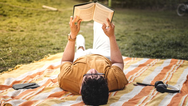 Ilustrasi membaca buku self help. Foto: Tato_Torrejon/Shutterstock