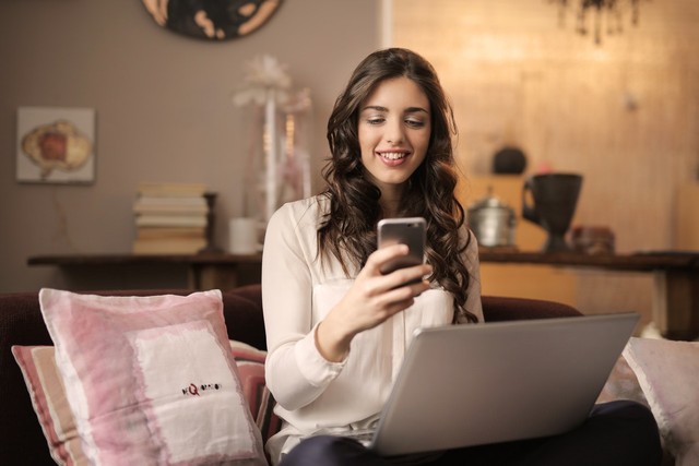 Ilustrasi pengguna HP. Foto: Andrea Piacquadio/Pexels