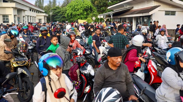 Atrean warga dengan motor hendak menuju Sabang. Foto: Suparta/acehkini
