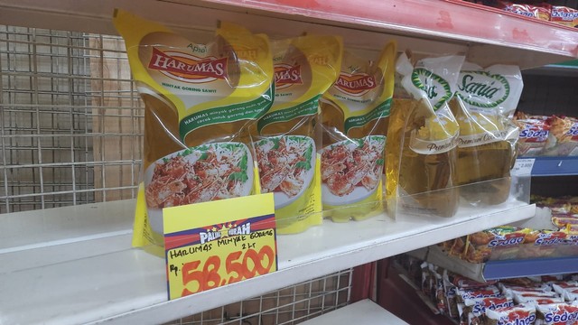 Kondisi Stok Minyak Goreng di Robinson Ramayana Palmerah. Foto: Narda Margaretha Sinambela/kumparan