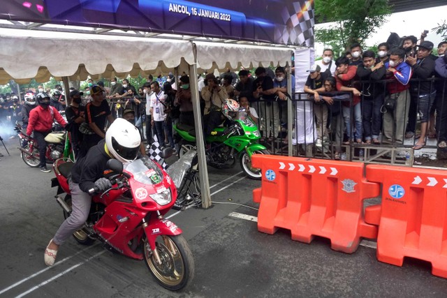 Euforia garis start pada acara Street Race Polda Metro Jaya di Ancol, para penggunjung antusias menyambut balapan. Foto: Iqbal Firdaus/kumparan