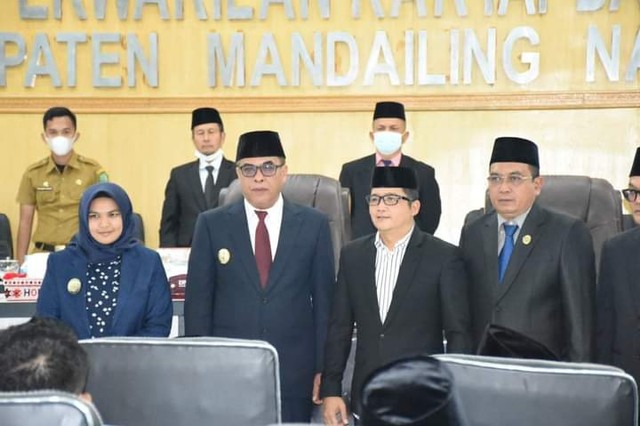 Sukhairi-Atika, Bupati dan Wakil Bupati Mandailing Natal Periode 2020-2025 bersama Ketua DPRD Kab. Mandailing Natal. Foto Koleksi