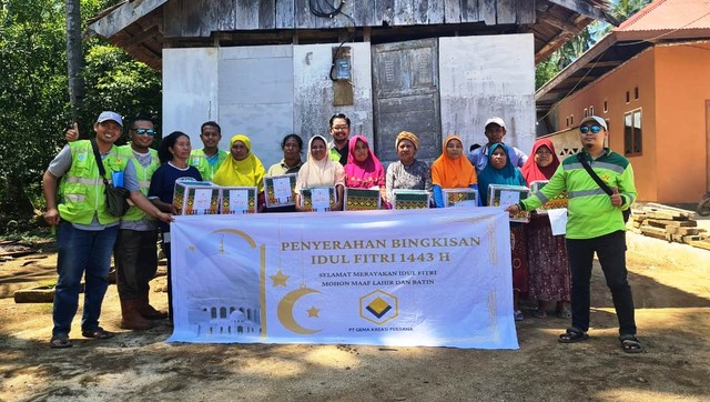 Manajemen PT GKP saat menyerahkan bingkisan ramadhan kepada warga lingkar tambang di Pulau Wawonii. Foto: Dok Istimewa.