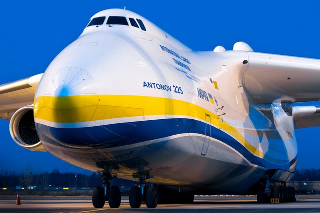 Ilustrasi pesawat Antonov AN-225. Foto: Davide Calabresi/shutterstock