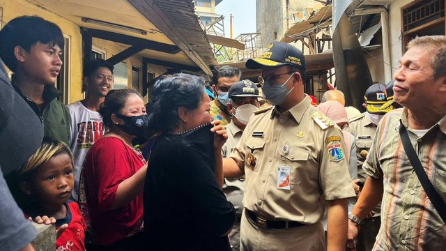 Gubernur DKI Jakarta Anies Baswedan meninjau Pasar Gembrong, Jakarta Timur, Senin (25/4). Foto: Haya Syahira/kumparan