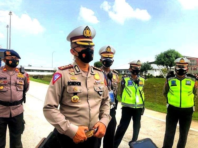 Dirlantas Polda Lampung Kombes Pol Raden Romdhon Natakusuma saat diwawancarai di Gerbang Tol Itera Kota Baru. | Foto: Bella Sardio/ Lampung Geh