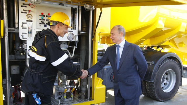 Presiden Rusia Vladimir (kanan) mengunjungi kompleks bahan bakar Rosneft saat ia tiba untuk KTT Kerjasama Ekonomi Asia-Pasifik (APEC) di Vladisvostok, Rusia 6 September 2012. Foto: Mikhail Klimentyev/Ria Novosti/AFP