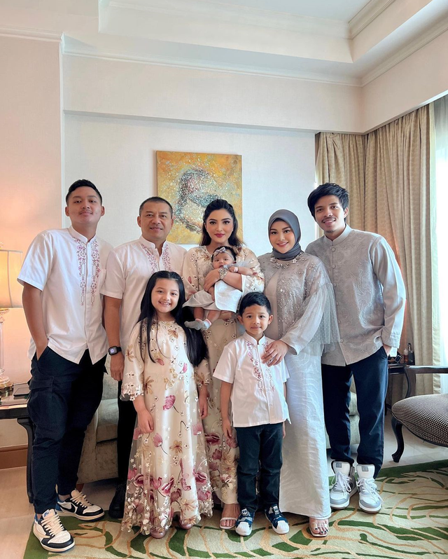 Keluarga Atta Halilintar dan keluarga Anang Hermansyah. Foto: Instagram