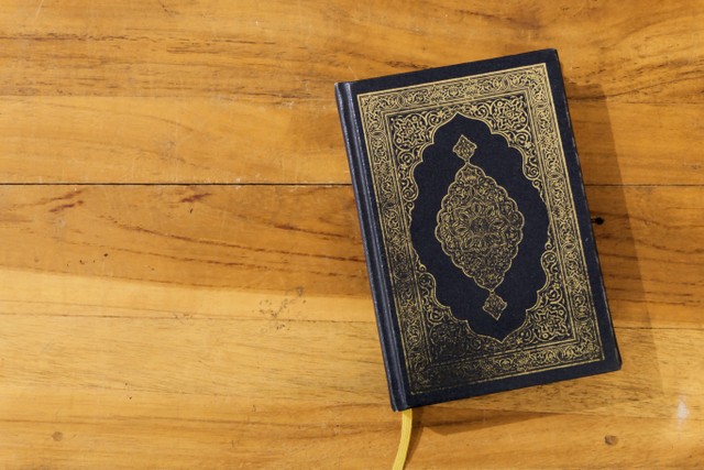 Ilustrasi bacaan innal mubazziriina kanu Ikhwan, sumber foto Utsman Media on Unsplash