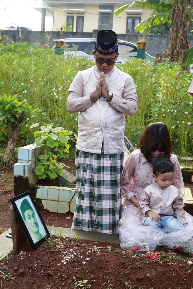 Keluarga besar H Faisal saat berziarah ke makam almarhum anaknya Febri Andriansyah dan Vanessa Angel di Jakarta, Senin, (2/5/2022).
 Foto: Agus Apriyanto